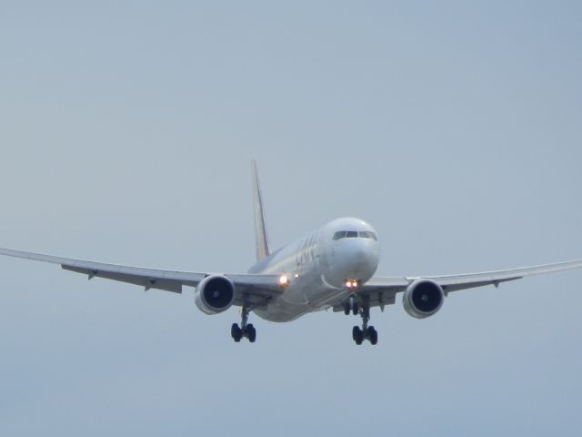 BOEING 767-300 (CC-CWY)