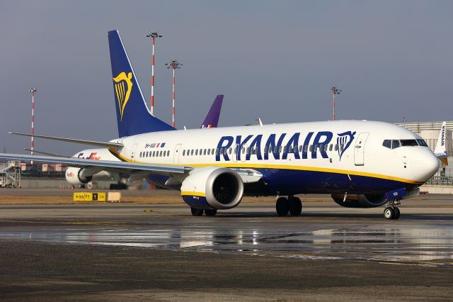 Boeing 737-700 (9H-VUU)