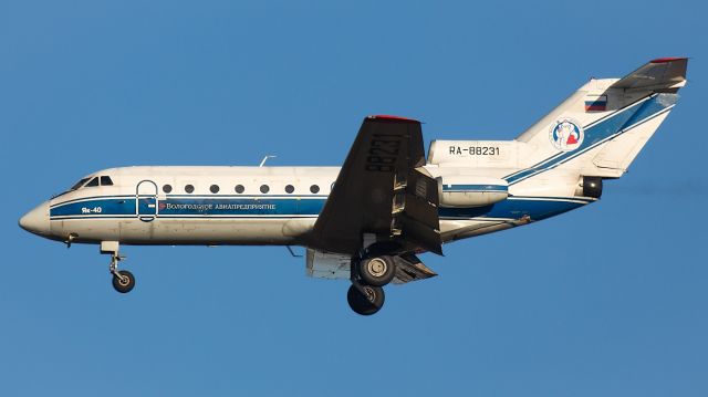YAKOVLEV Yak-40 (RA-88231)