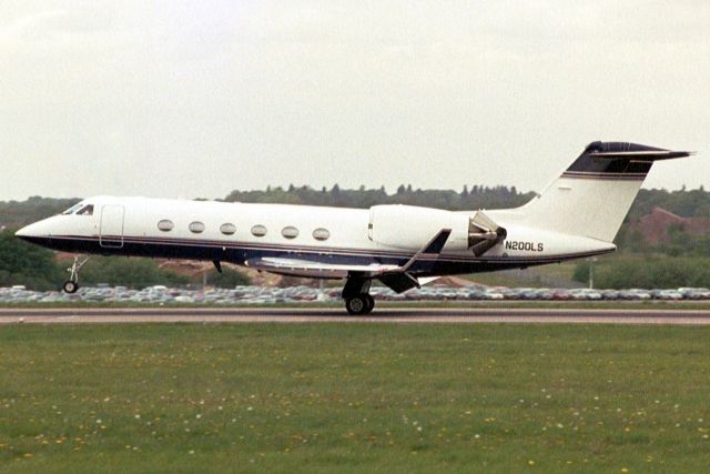 Gulfstream Aerospace Gulfstream IV (N200LS) - Touching down on rwy 26 in May-03.  Reregistered N209LS 4-Aug-07, N309SG 4-Oct-08 then N551CB 26-Apr-13.