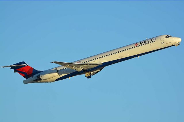 McDonnell Douglas MD-90 (N963DN) - Delta McDonnell-Douglas MD-90-30 N963DN at Phoenix Sky Harbor on November 11, 2017.