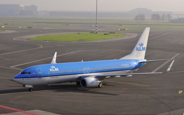 Boeing 737-800 (PH-BCA) - KLM Boeing 737-8K2(WL) PH-BCA Flamingo in Amsterdam 