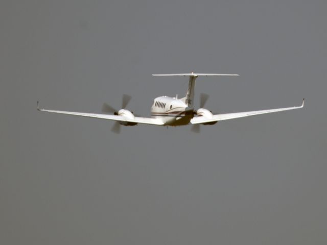 Beechcraft Super King Air 350 (N904MC) - Take off runway 26.