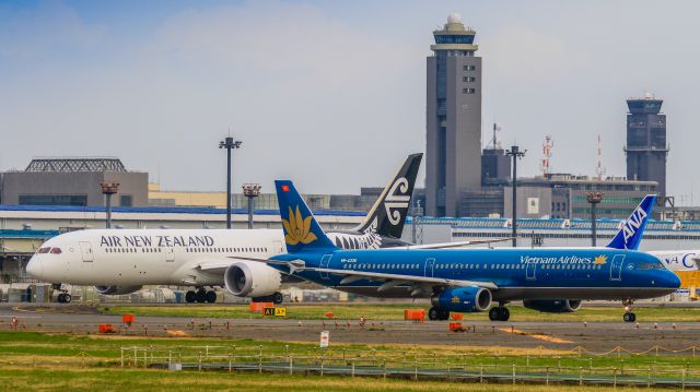 VN-A336 — - I photographed it in a Narita Sakuranoyama Park.br /ベトナム航空 (Vietnam Airlines) / Airbus A321-231br /Apr.09.2016 Narita International Airport [NRT/RJAA] JAPAN