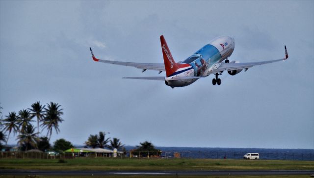 Boeing 737-800 (C-FTAH)
