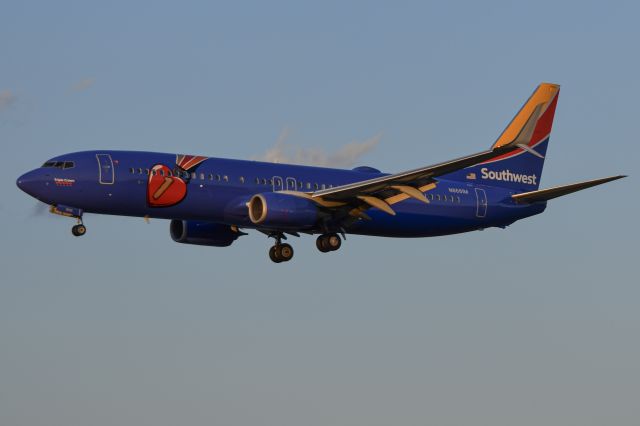 Boeing 737-800 (N8681M)