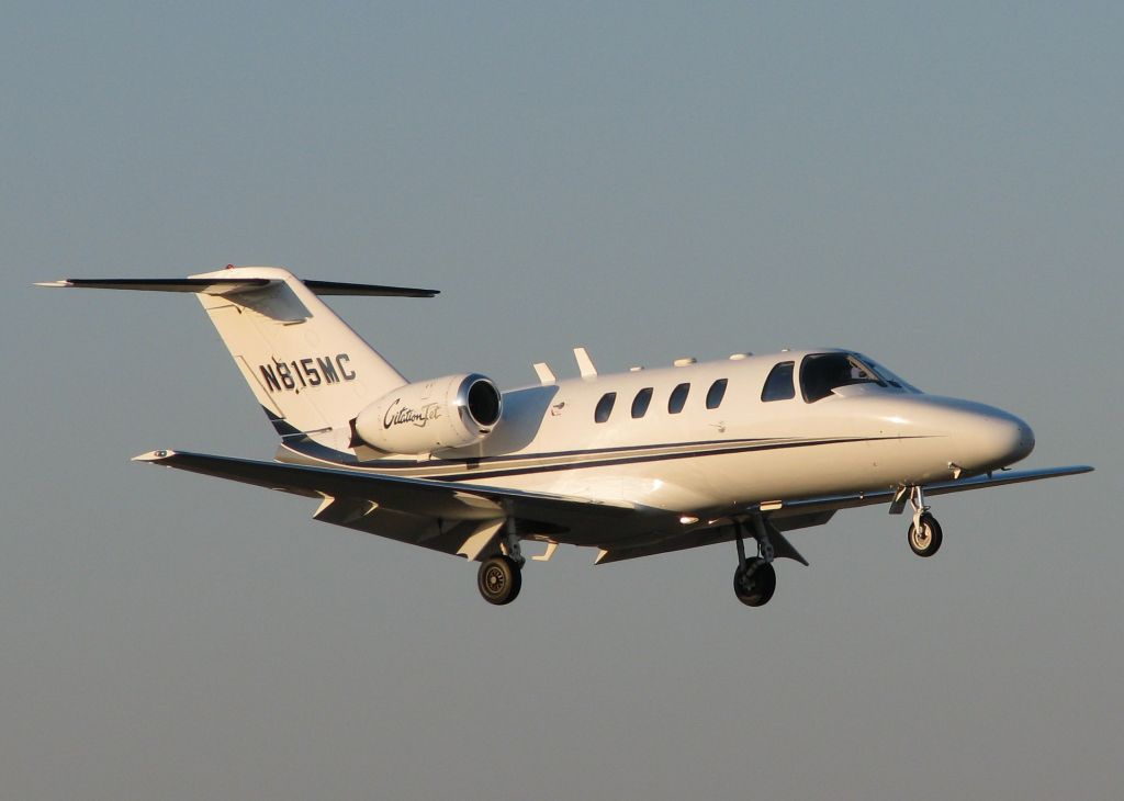 Cessna Citation CJ1 (N815MC) - Landing on runway 14 at the Downtown Shreveport airport.