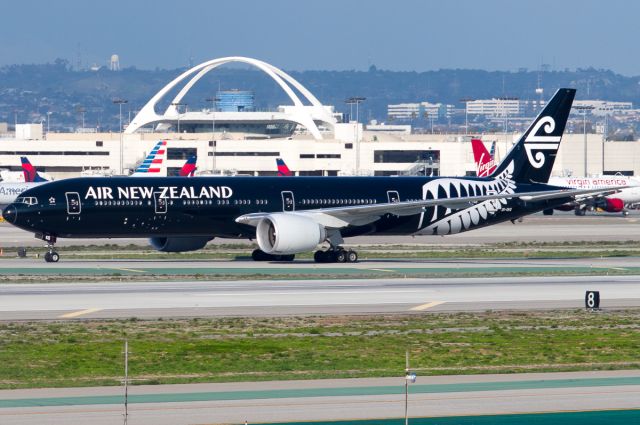 BOEING 777-300ER (ZK-OKQ)