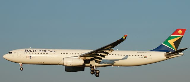 Airbus A330-300 (ZS-SXL) - Landing at FAOR