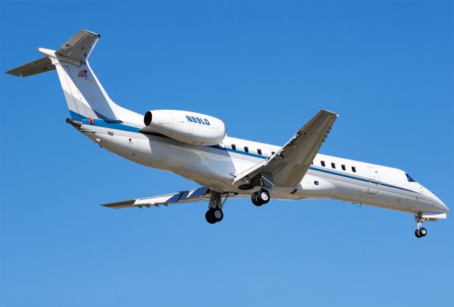 Embraer ERJ-135 (N89LD)