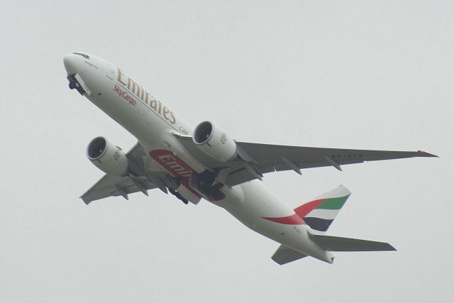 BOEING 777-200LR (A6-EFM) - 21-2-2016 Schiphol Amsterdam 17.06 uur