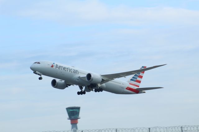 Boeing 787-9 Dreamliner (N835AN) - An American Airlines B787-9 taking off from LHR, on runway 27L.br /br /Location: Heathrow T5 planespotting point.br /Date: 12.10.22 (dd/mm/yy).