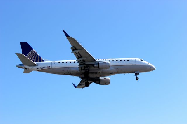 Embraer 170/175 (N656RW)