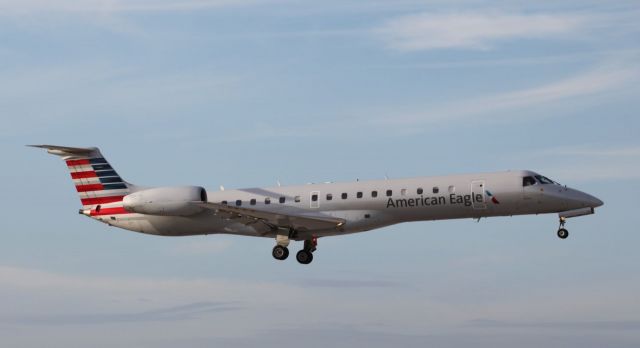 Embraer ERJ-145 (N923AE) - Landing at MIA on the 1st of June, 2018 at 7:06.