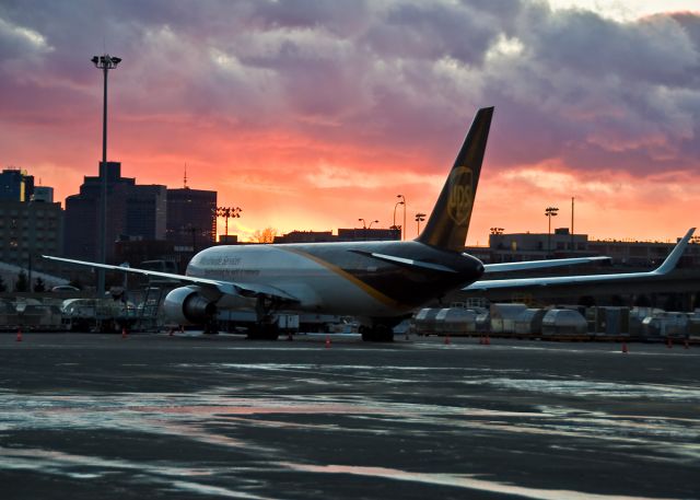 BOEING 767-300 (N306UP) - Brown Sunset