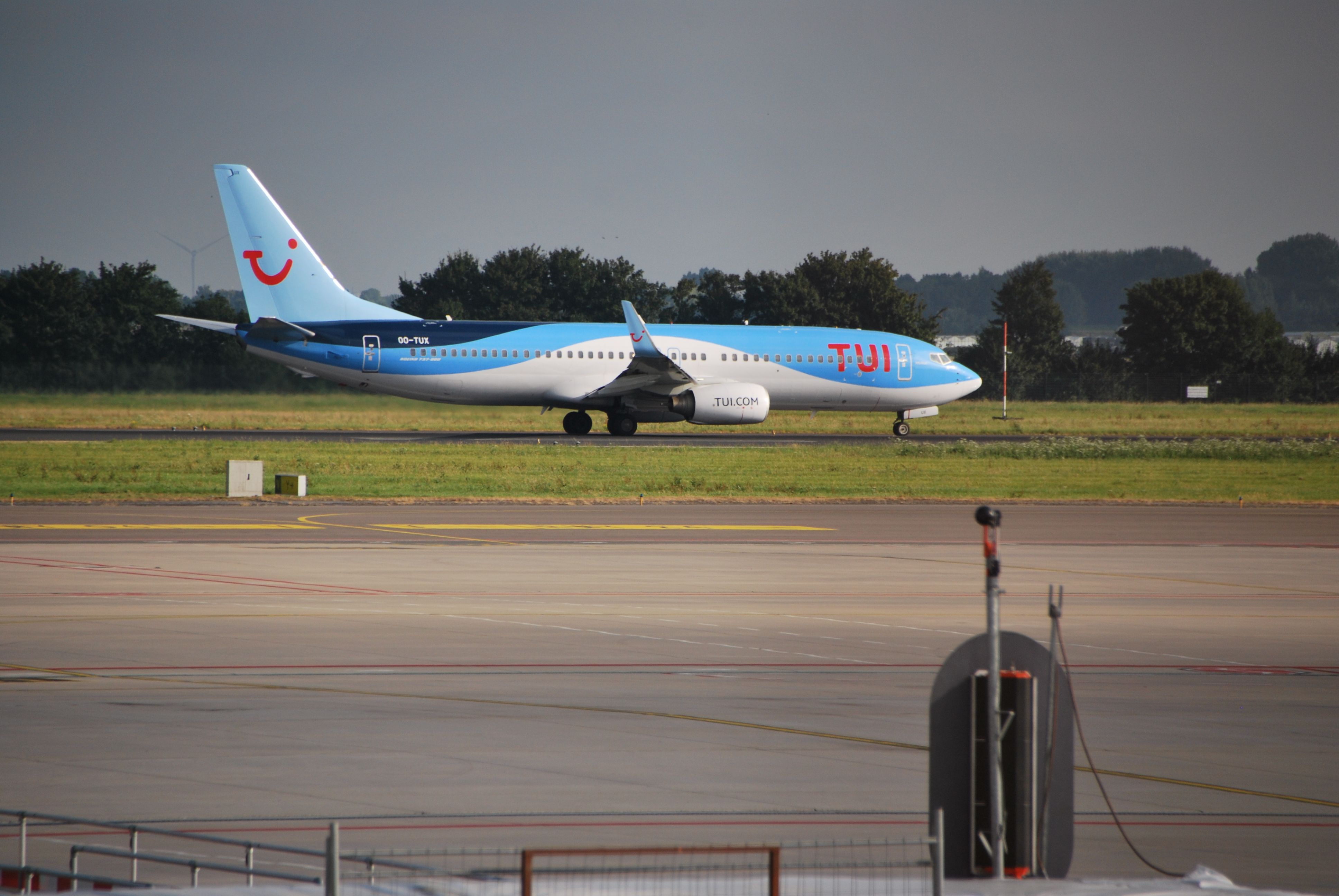 Boeing 737-700 (OO-TUX)