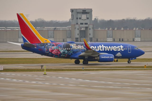 Boeing 737-700 (N406WN) - Taxiing to the terminal. SWA trolling it's pax and us spotters. 12-05-23