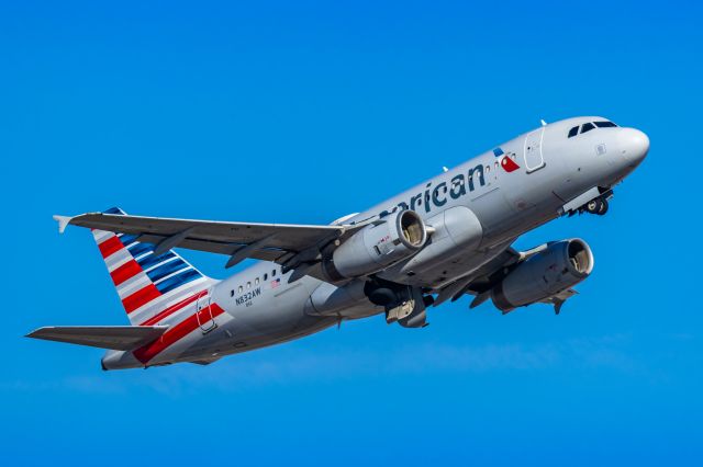 Airbus A319 (N832AW) - An American Airlines A319 taking off from PHX on 3/4/23. Taken with a Canon R7 and Canon EF 100-400 L II lens.