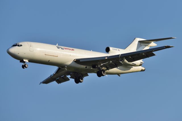 BOEING 727-200 (N216WE) - Short final for 23-R on 08-24-22. 2nd youngest 727 built, line # 1831. IFL does a great job keeping their aircraft in great condition.