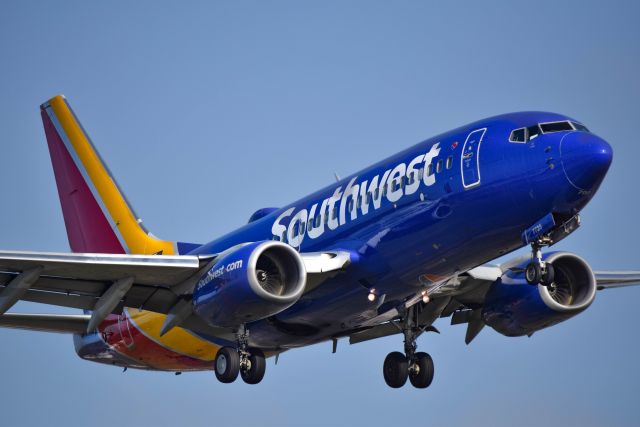 Boeing 737-700 (N7725A) - 12/24/2016: Southwest Airlines 2006 Boeing 737-76N (N7725A) arriving at KHOU.  