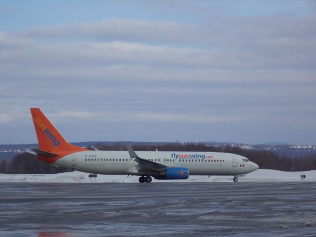 Boeing 737-800 (C-FLSW)