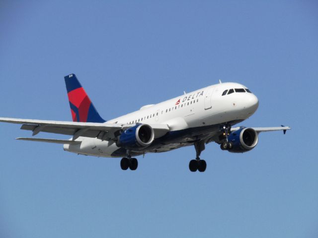 Airbus A319 (N370NB) - Landing RWY 20R
