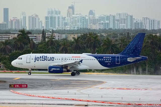 Airbus A320 (N709JB) - Roll out of 09/18 inaugural landing for KFLLs new $719M 10R-28L runway, still kicking up construction dust.