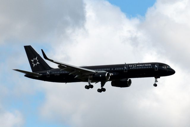 Boeing 757-200 (G-TCSX)