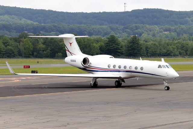 Gulfstream Aerospace Gulfstream V (N818SS) - Had a chance to ask the pilots about the Texas Longhorns logo and he mentioned they were from Texas and were huge Longhorns fans. Hook 'Em Horns.