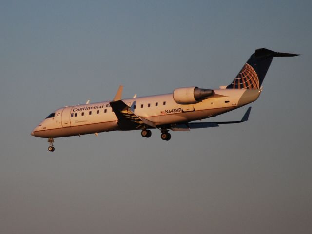 Canadair Regional Jet CRJ-200 (N648BR) - On final for 36C - 12/20/09