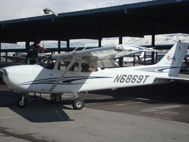 Cessna Skyhawk (N6869T)