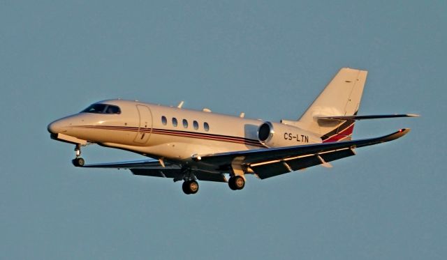 Cessna Citation Latitude (CS-LTN) - final approach to DUS/ EDDL RWY 05L during sunset