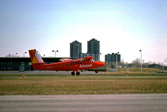 De Havilland Canada Twin Otter (C-FCSW) - Air Transit DHC-6 décollant de Rockliffe Airport (STOLport), juin 1975, en direction de Montréal.