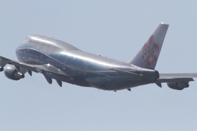 Boeing 747-400 (B-18210)