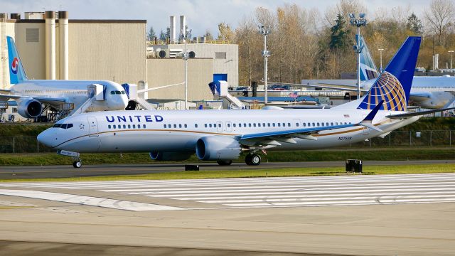 Boeing 737 MAX 9 (N27509) - BOE109 waits on the taxiway for permission to taxi and depart for KBFI from Rwy 16R on 11.27.18. (ln 7253 / cn 43443).