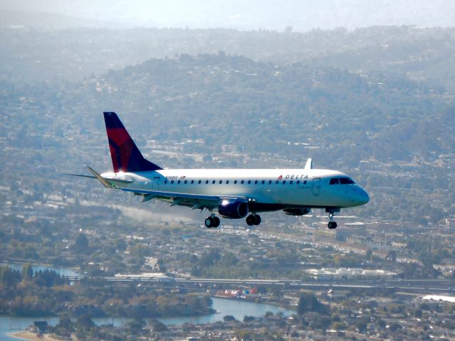 Embraer 170/175 (N243SY)