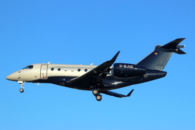 Embraer Legacy 550 (D-BJUG) - Atlas Air Service Legacy 500 on short finals for rwy 25 on 13-Jan-22 arriving from EDDH as ATL6G.