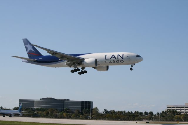 Boeing 777-200 (N774LA)