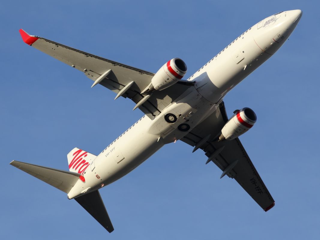 Boeing 737-800 (VH-YFF) - Departing runway 19.