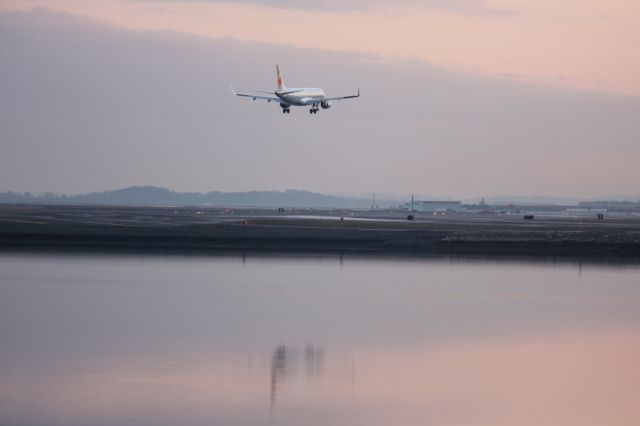 Embraer ERJ-190 (C-FHKI) - Landing on 22L at sunset