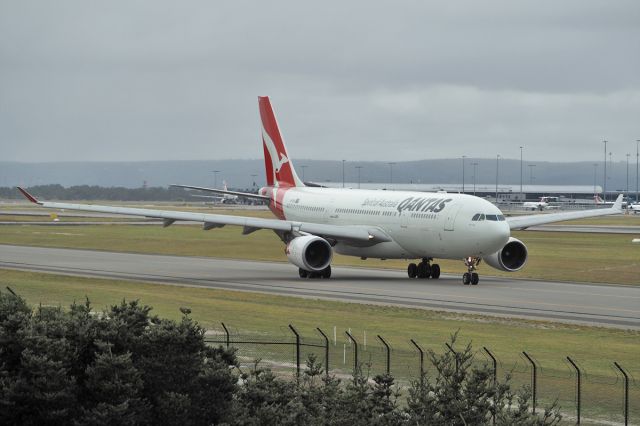 Airbus A330-300 (VH-EBN) - Airbus A330 Qantas VH-EBN Perth Intl 20/05/17