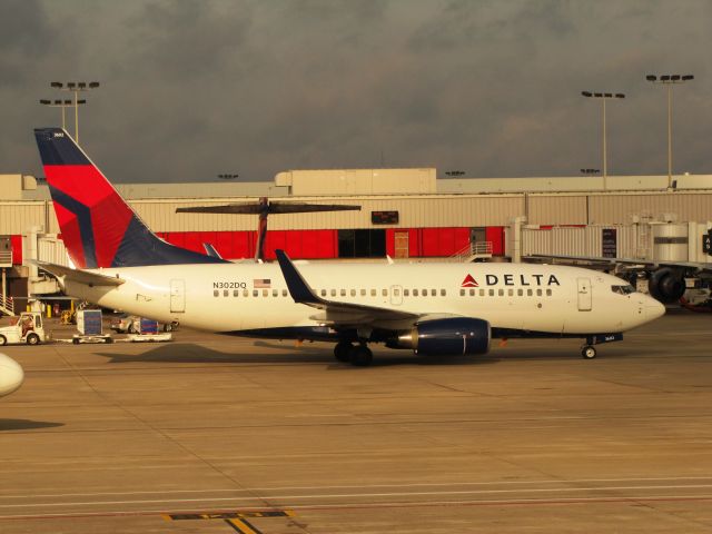 Boeing 737-700 (N302DQ)