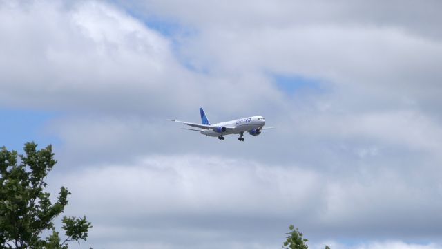 BOEING 767-400 (N77066)