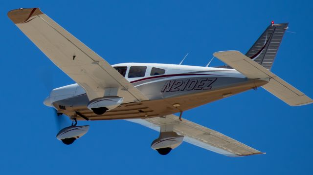 Piper Cherokee (N210EZ)