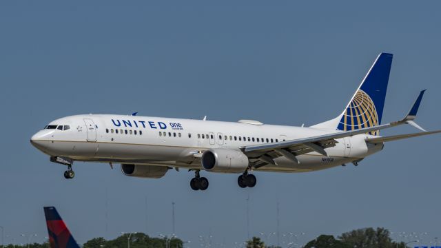 Boeing 737-900 (N69818) - One Hundred livery arriving 17L