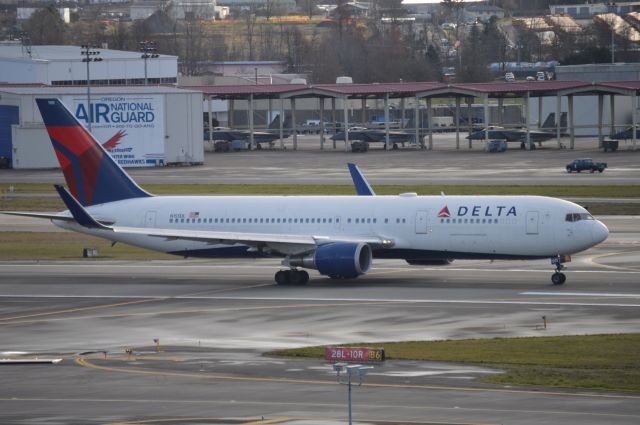 BOEING 767-300 (N155DL) - DAL178 departing on 28L for EHAM/AMS.