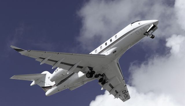 Canadair Challenger 350 (CS-CHJ)