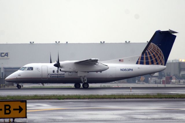 de Havilland Dash 8-200 (N363PH)