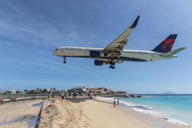 Boeing 757-200 (N687DL)