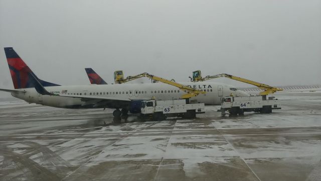 Boeing 737-900 (N817DN) - Watching it being de-iced while our plane was also being de-iced